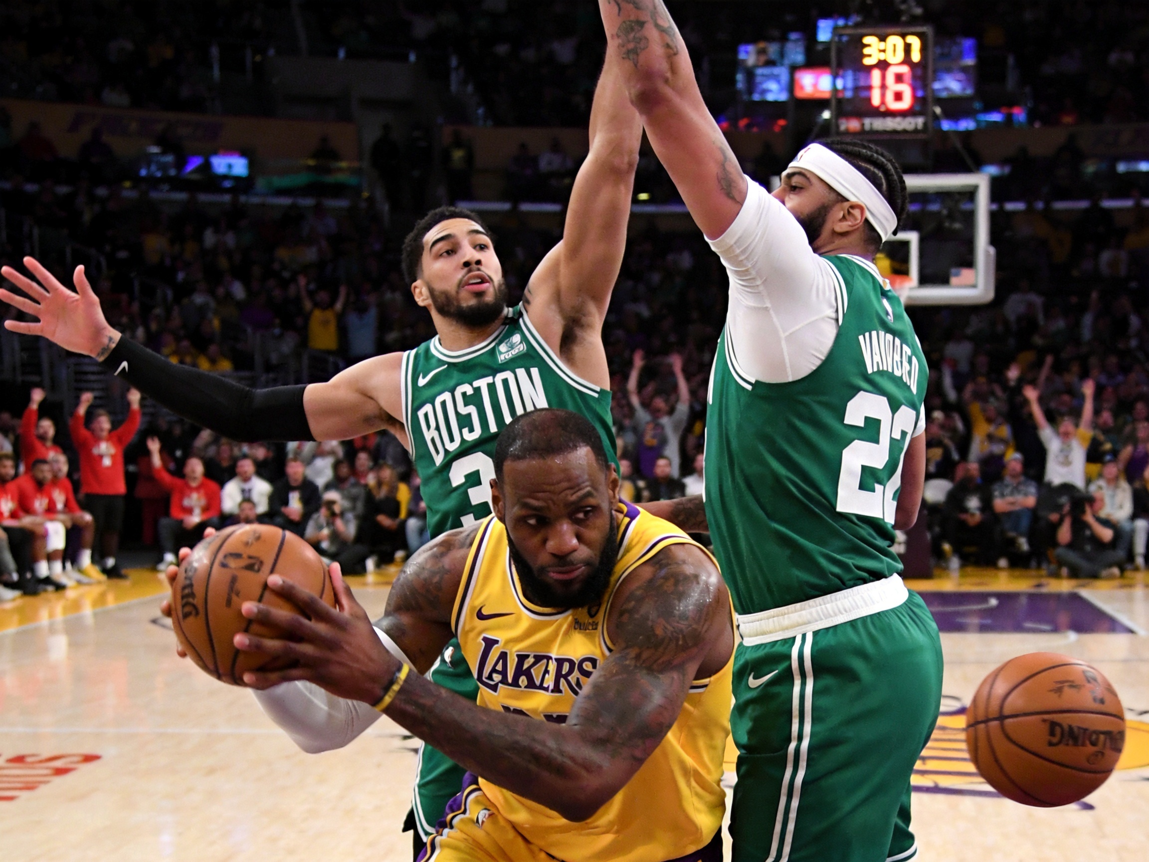 NBA总决赛湖人vs凯尔特人激战场面